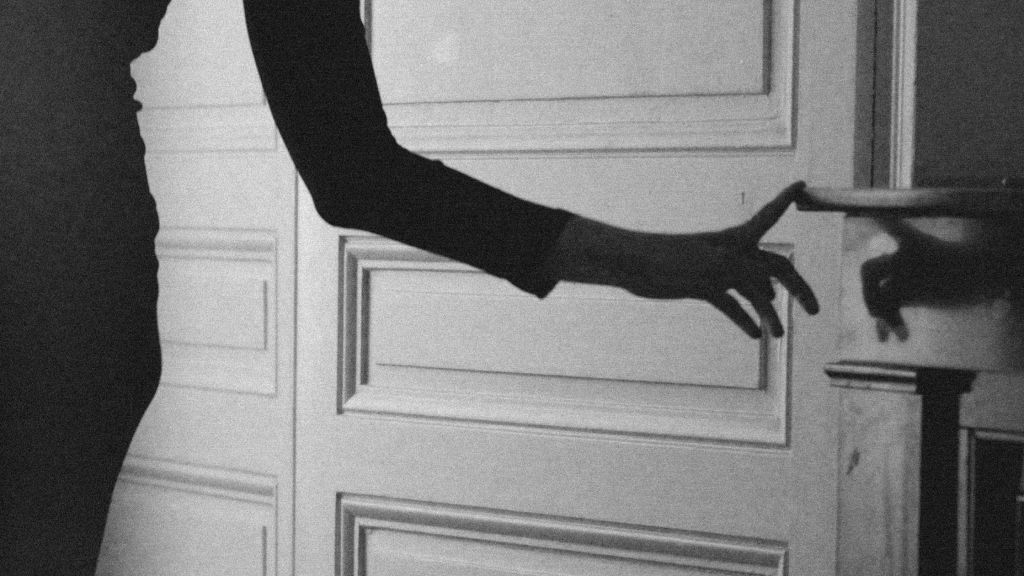 Photographie Brune Sauge, main, femme, porte d'entrée