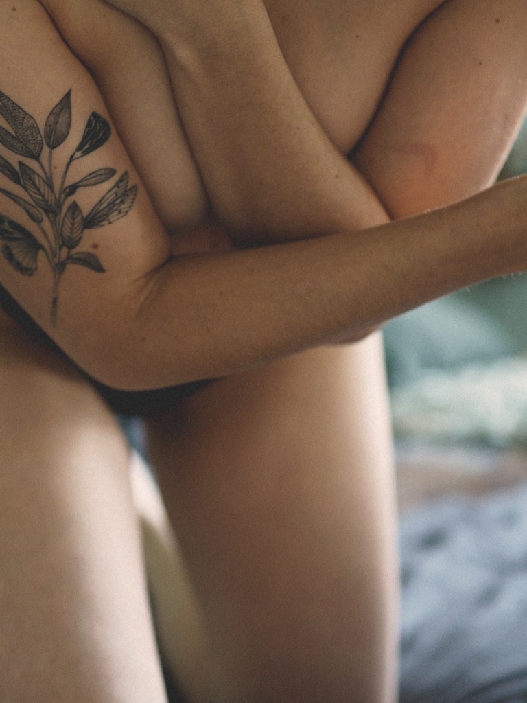 Autoportrait de Brune Sauge, brunesauge.com, nude, peau nue, tatouage, femme sensuelle, intimité