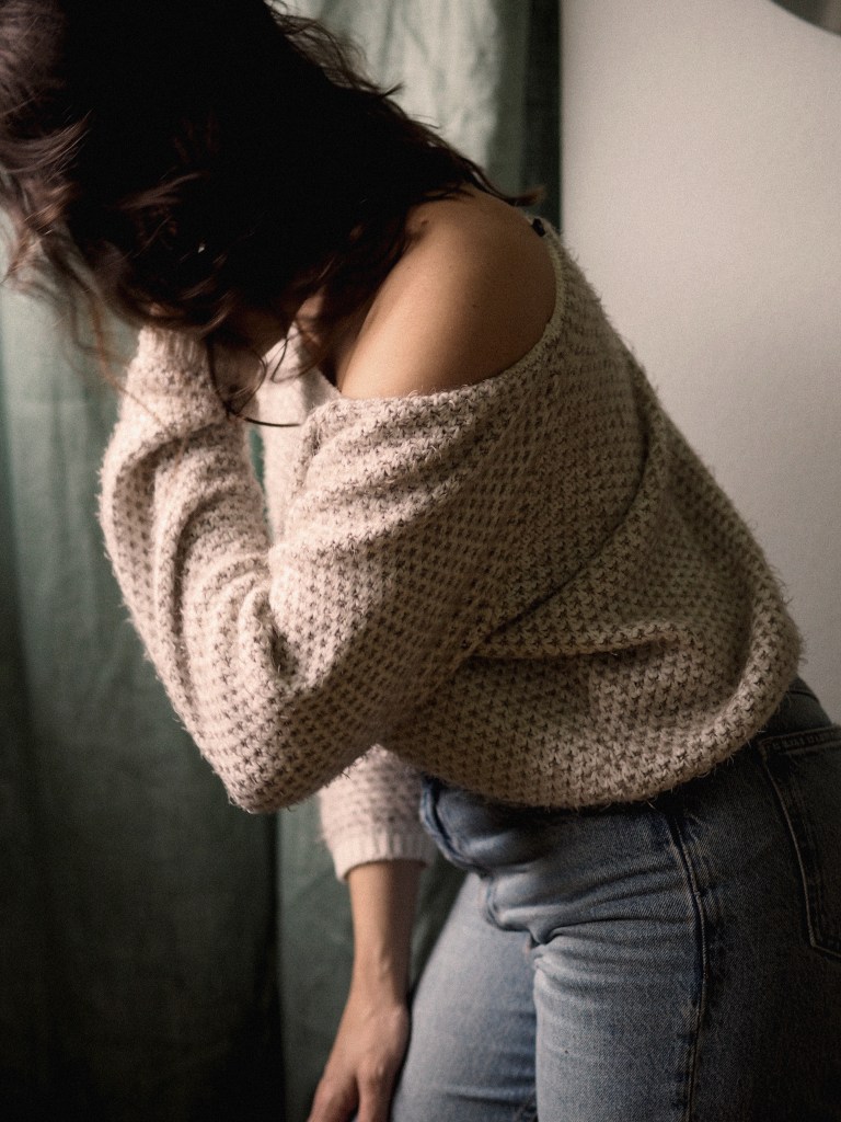 Autoportrait de Brune Sauge, brunesauge.com, femme brune, épaule dénudée