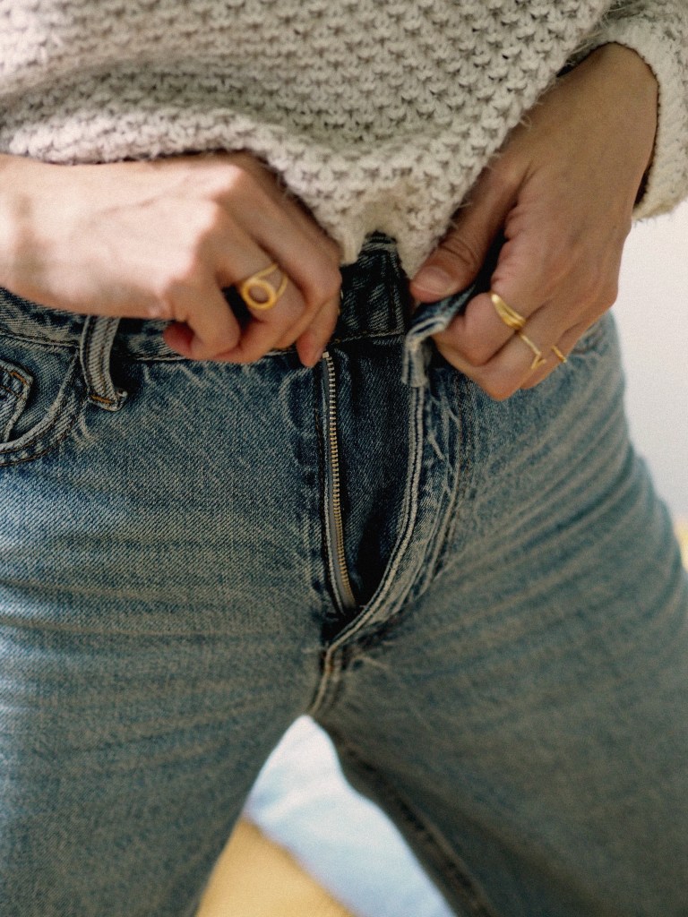 Autoportrait Brune Sauge, brunesauge.com, femme, déboutonner, jeans