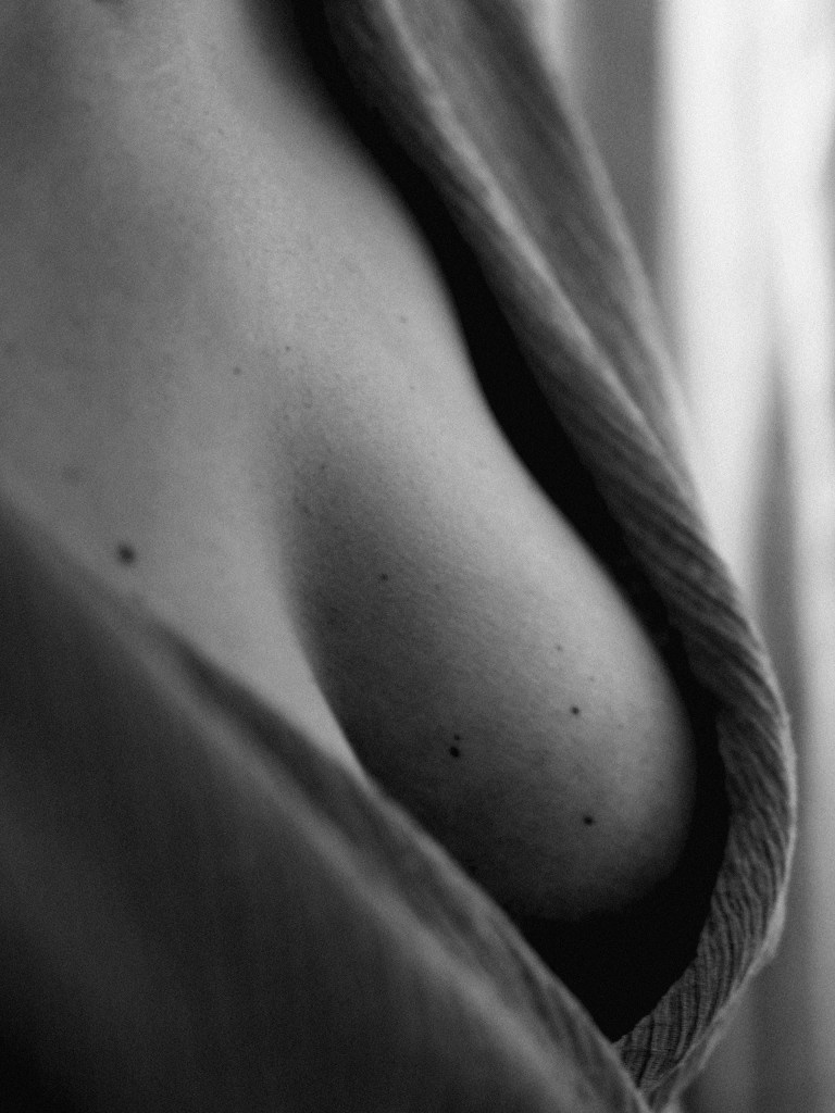 Autoportrait Brune Sauge, brunesauge.com, femme, décolleté, grains de beauté