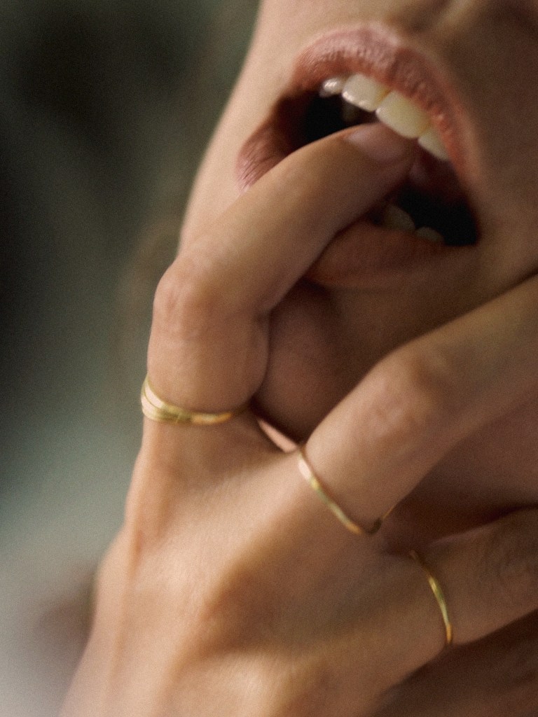 Autoportrait Brune Sauge, brunesauge.com, mains, bouche ouverte, femme