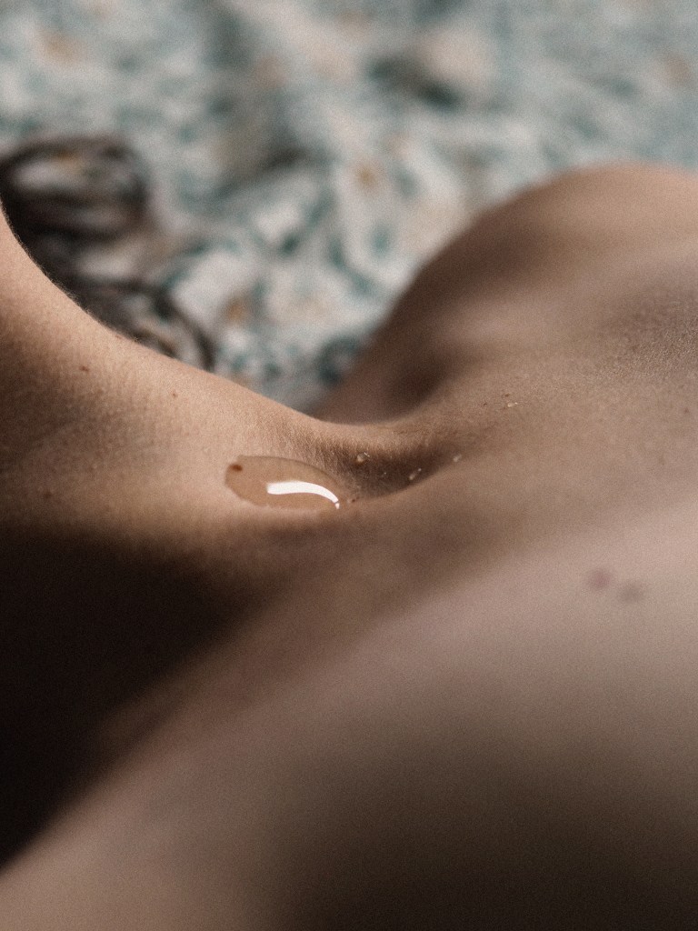 Autoportrait Brune Sauge, femme, cou, nude, sensualité, goutte d'eau, brunesauge.com